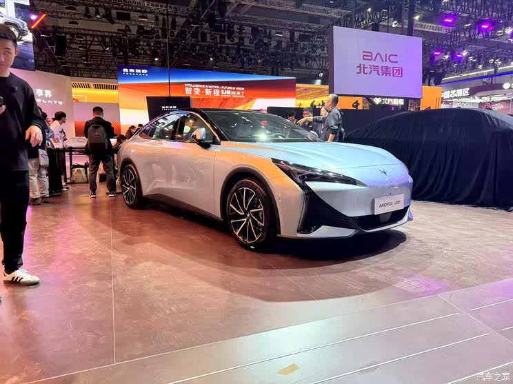 2025上海车展探馆：新款极狐阿尔法S5实车，部分配置信息曝光